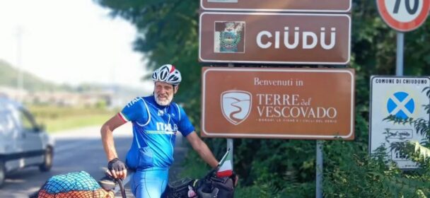 Anche Tex ad accogliere Bruno nel ritorno a Chiuduno dopo 102 giorni in sella